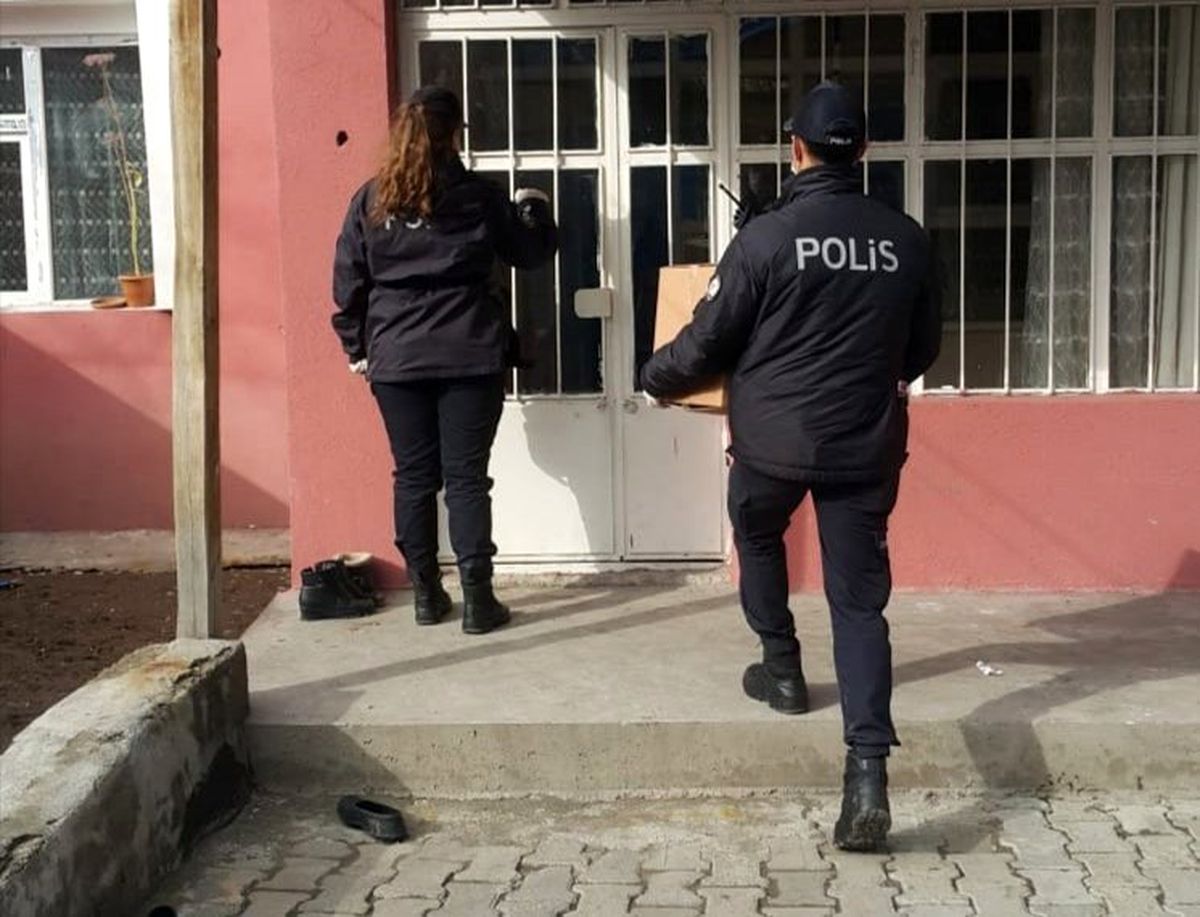 Ağrı\'da polis vefa görevinde