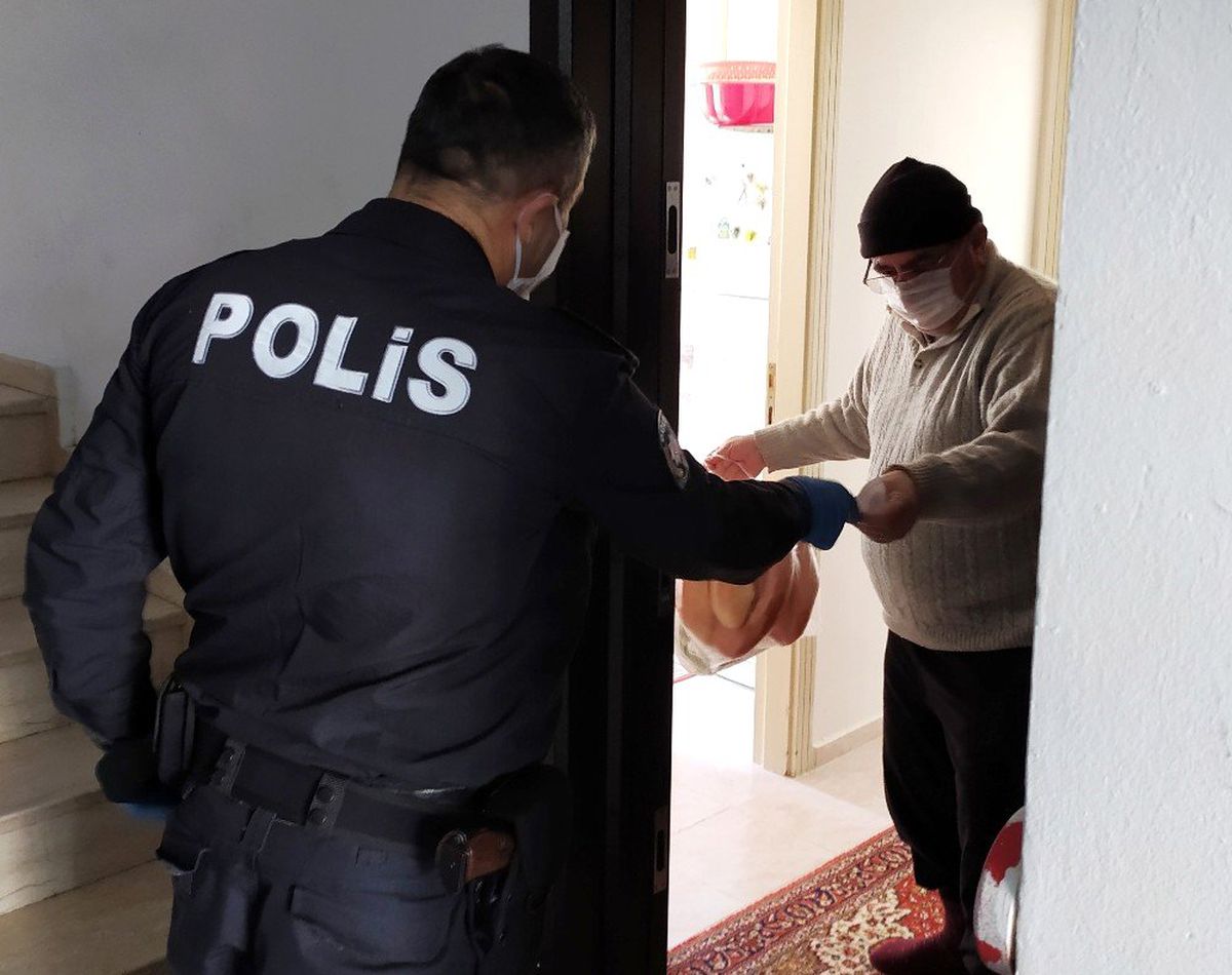 Aksaray\'da yaşlı ve hastaların ihtiyaçlarını polis ekipleri karşıladı