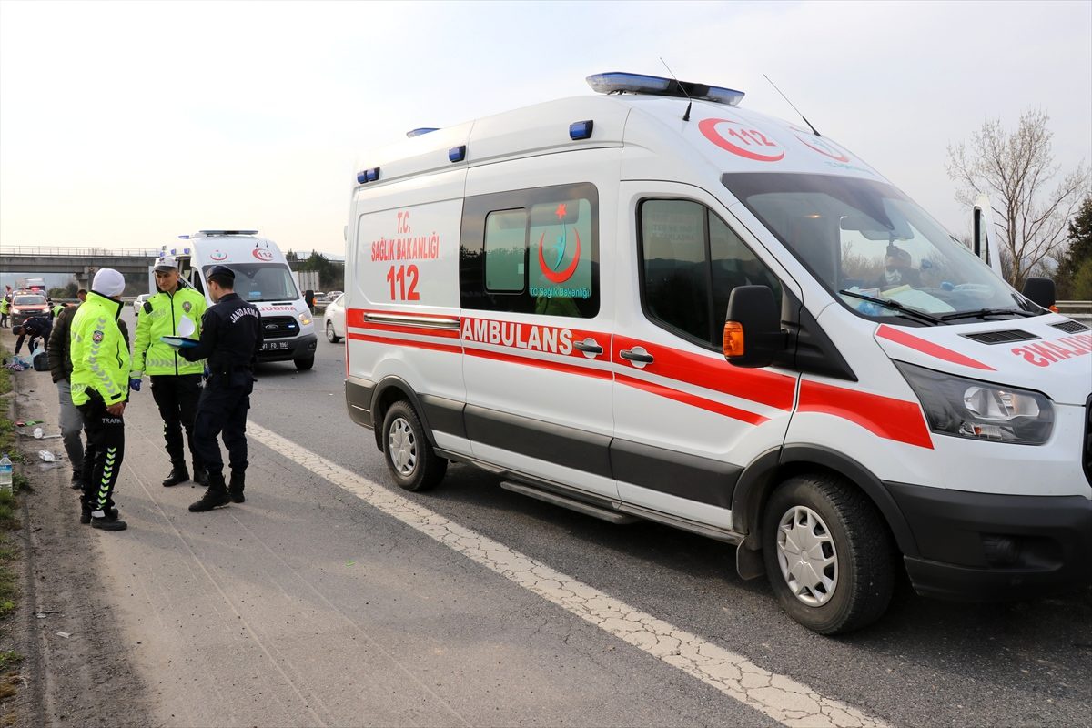 Anadolu Otoyolu\'nun Düzce kesiminde bariyerlere çarpan araçtaki 5 kişi yaralandı