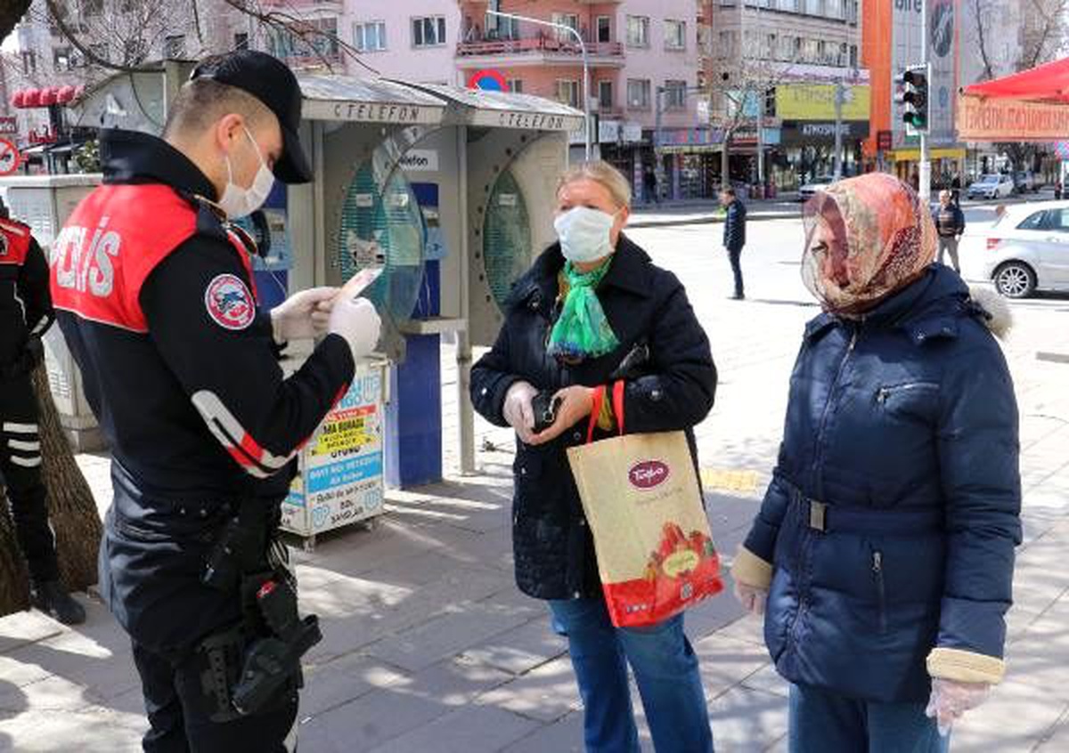 Ankara\'da 65 yasağına rağmen sokağa çıkanlara polisten uyarı