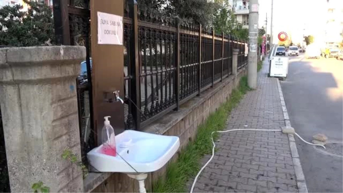 Antalya\'da esnaftan sokağa korona virüs lavabosu