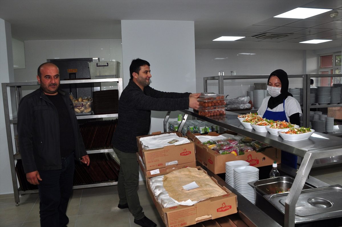 Antalya\'da sağlık çalışanlarına pide ikram edildi