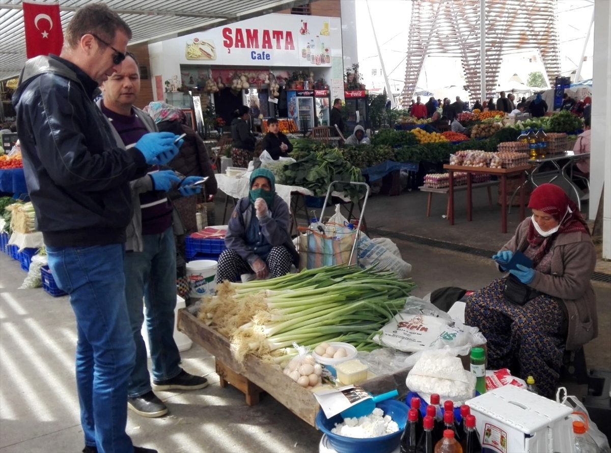 Antalya\'da yaşının büyük yazdırıldığını öne süren pazarcı kadın evine götürüldü