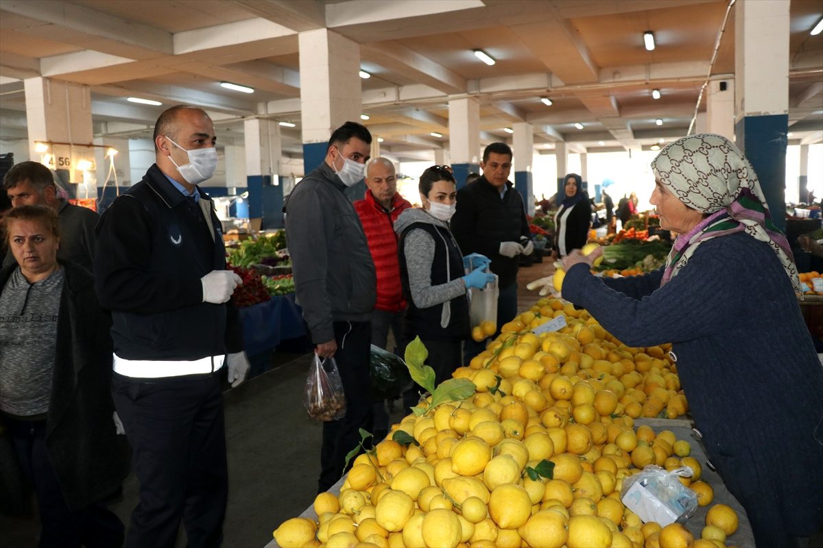Antalya\'da zabıta, pazarda alışveriş yapan 65 yaş ve üstü vatandaşları uyardı