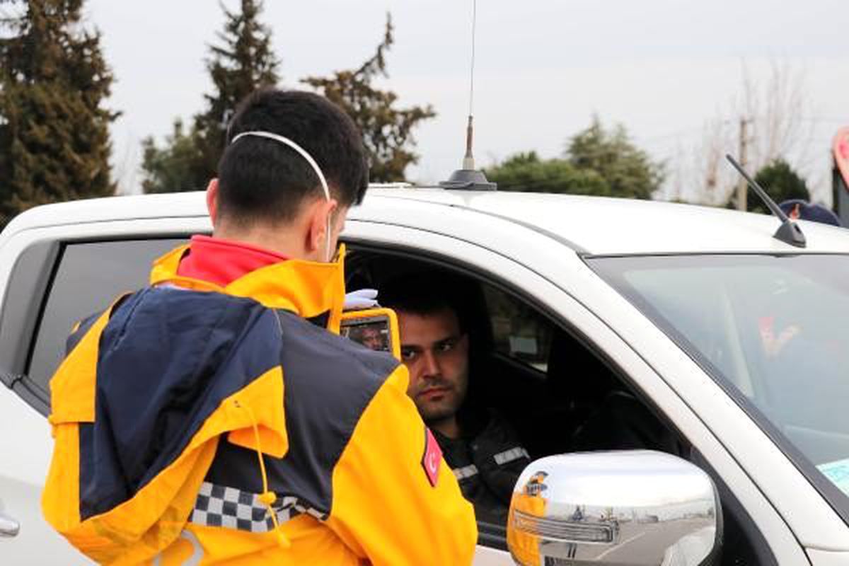 Ateşleri ölçülerek şehre alınıyorlar