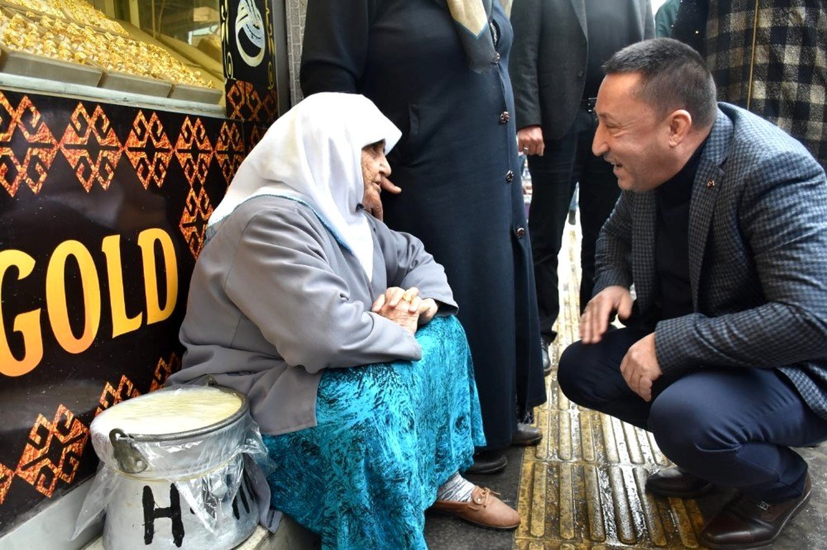 Bağlar Belediyesinden sokağa çıkma yasağı uygulanan yaşlılara hizmet