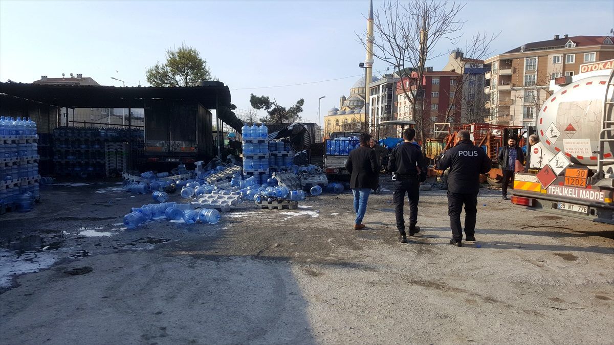 Bahçelievler\'de araçlara sıçrayan konteyner yangını söndürüldü