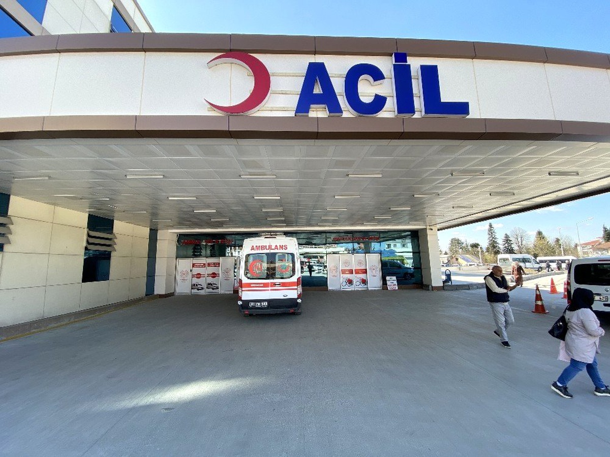 Baş ağrısı şikayetiyle geldiği hastanede doktora saldırdı