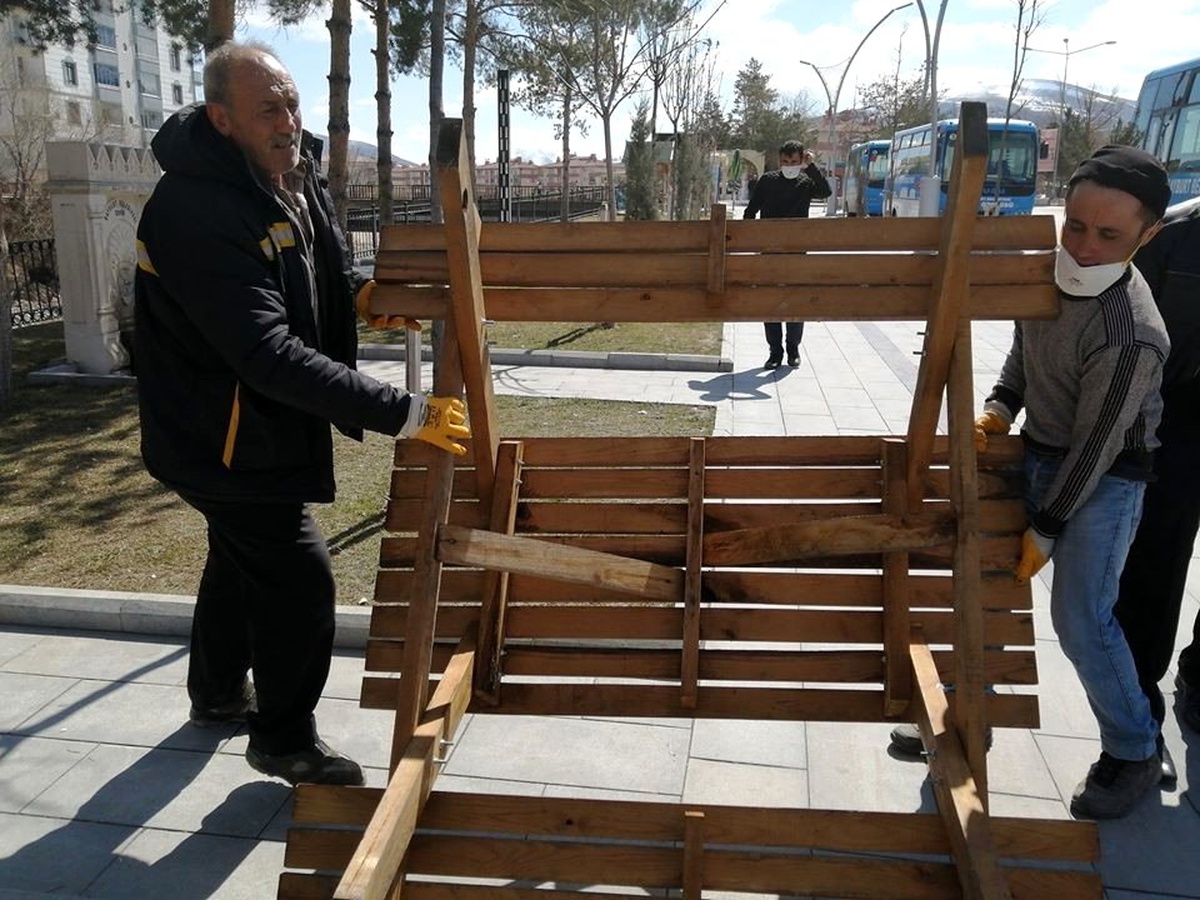 Bayburt\'ta korona virüse karşı banklar söküldü