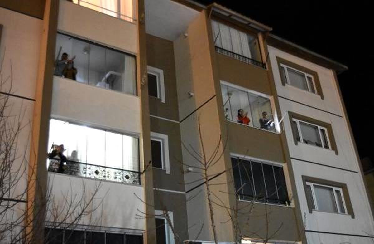 Bitlis\'te, sağlıkçılara erbane eşliğinde alkışlı destek
