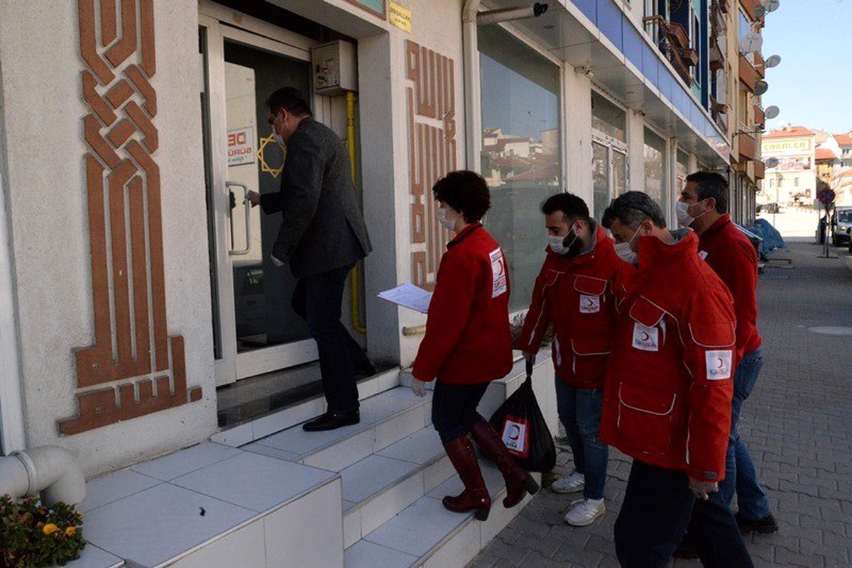 Bolu\'da, sokağa çıkamayan yaşlı vatandaşlara yardım eli