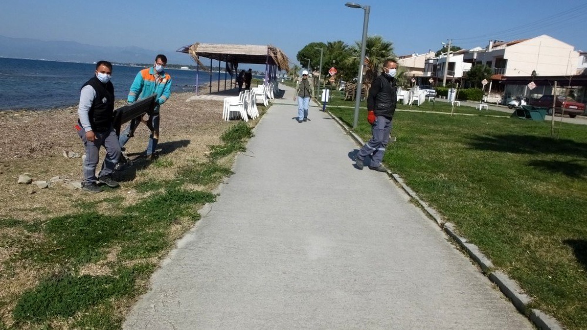 Burhaniye\'de meydanda ve sahildeki banklar kaldırıldı
