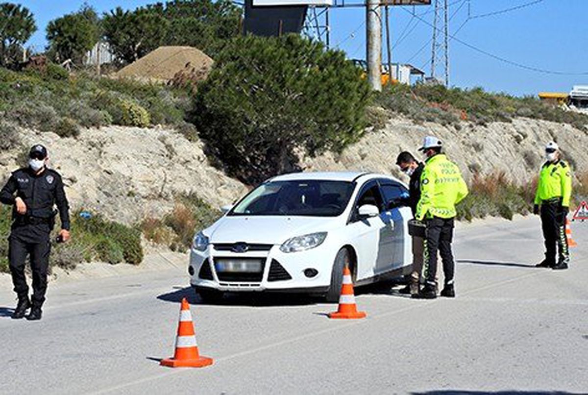 Çeşme polisinden virüs önlemli kontrol