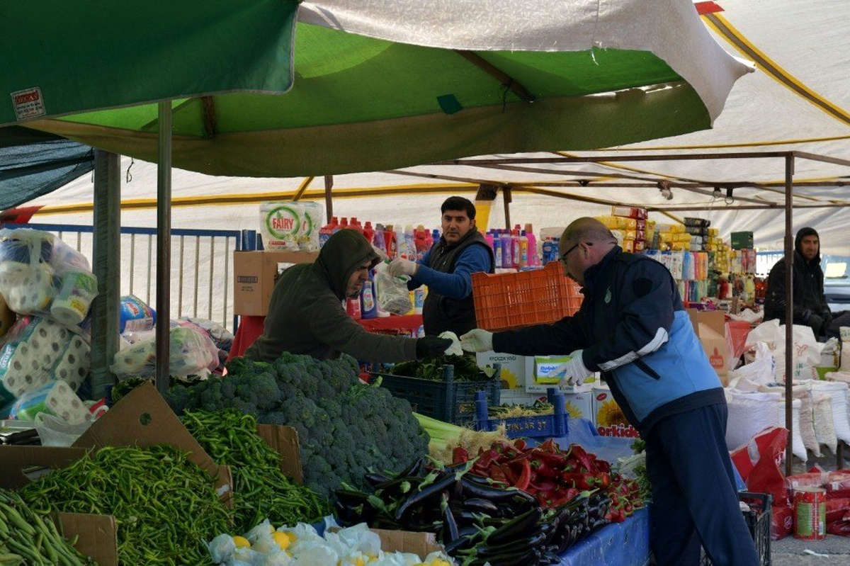 Çiğli\'de zabıta ekiplerinden pazar yerlerine eldiven dağıtımı
