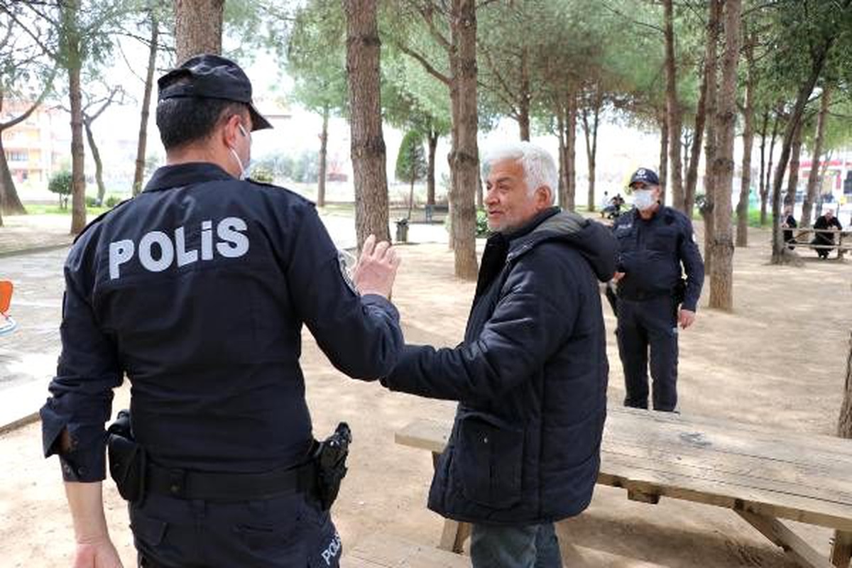 Denizli\'de polis yasağa uymayanları evlerine gönderdi