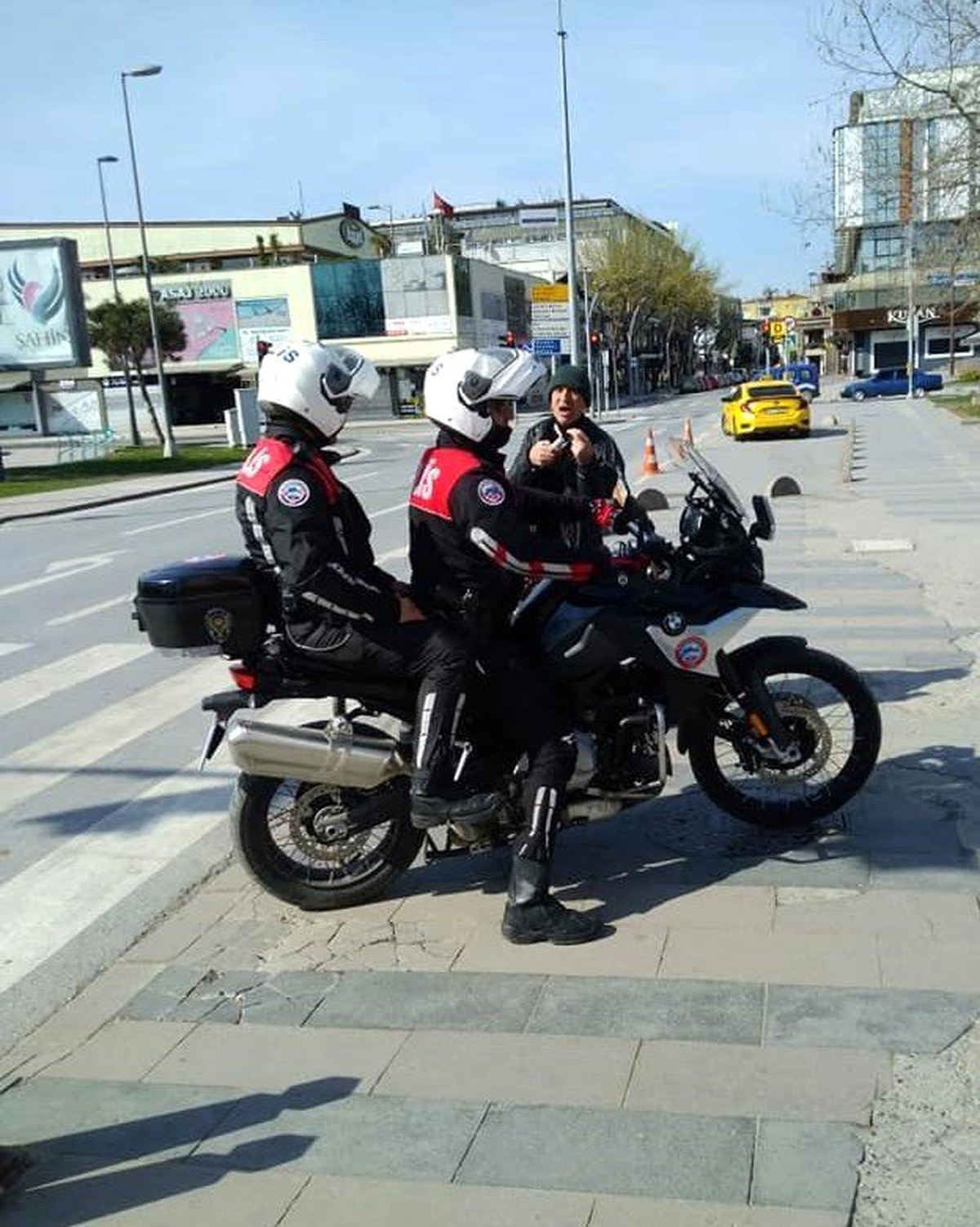 Dışarıya çıkan 65 yaş üstü vatandaşlar polis ekiplerince uyarıldı