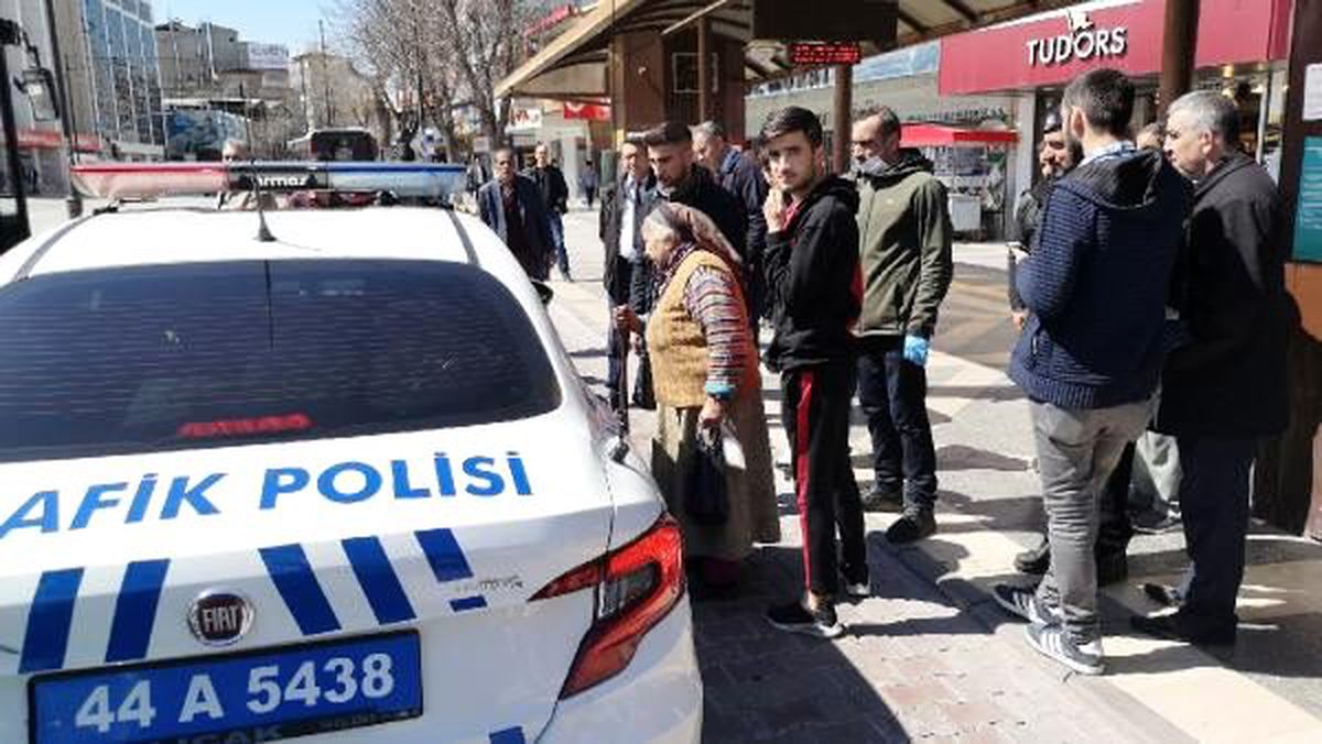 Durakta bekleyen 65 yaş üstü kadın, taksiyle evine gönderildi