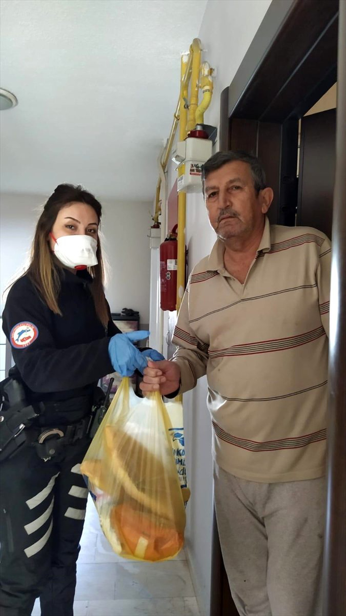 Düzce\'de sokağa çıkma kısıtı bulunanların ihtiyaçlarını polis ekipleri karşılıyor