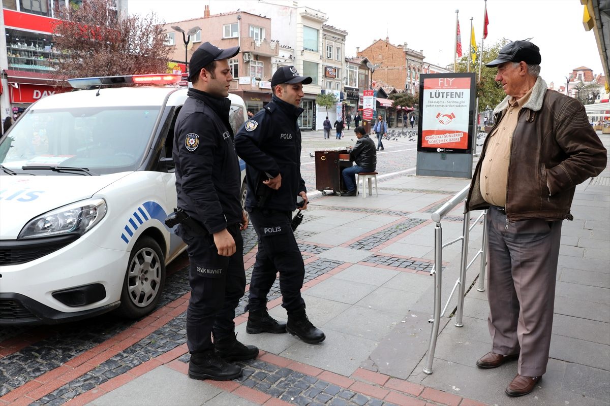 Edirne\'de sokakta gezen 65 yaş üstü vatandaşlar uyarılarak evlerine gönderildi