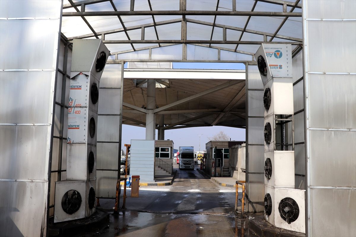 Edirne\'ye kara yoluyla gelen şoför ve yolcuların ateşi ölçülüyor