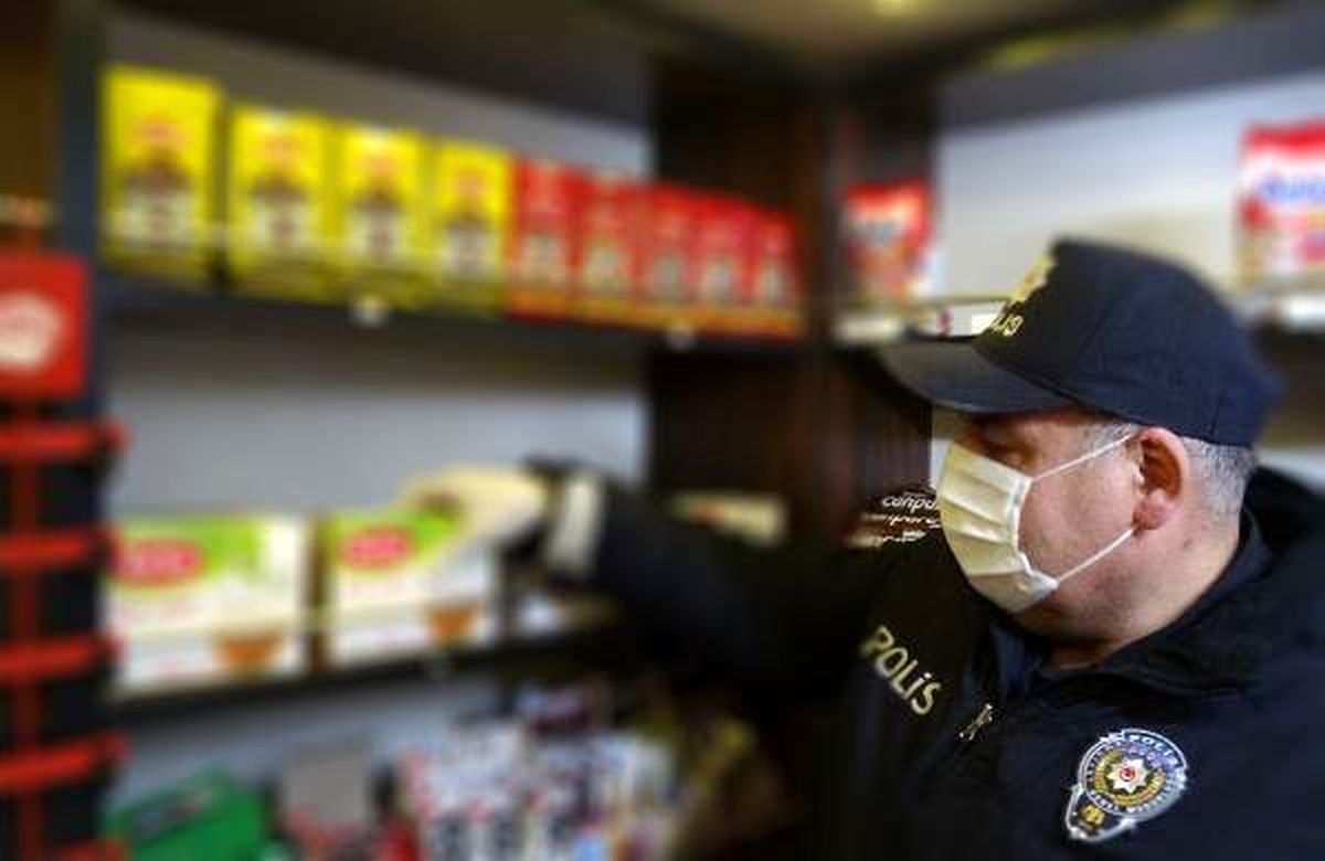 Edremit\'te polis, 65 yaş üstü kişiler için alışveriş yaptı