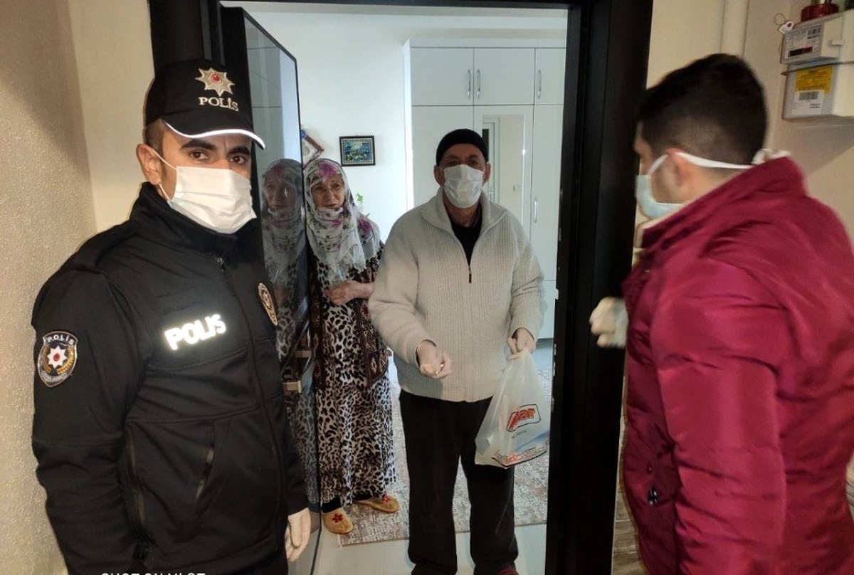 Emniyet\'ten sokağa çıkma kısıtlaması bulunan vatandaşlara hizmet