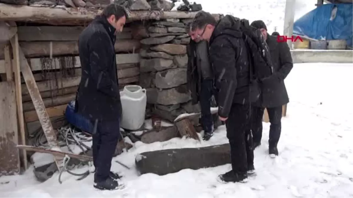 ERZURUM Taşbaba heykelini bulan baba-oğula teşekkür plaketi