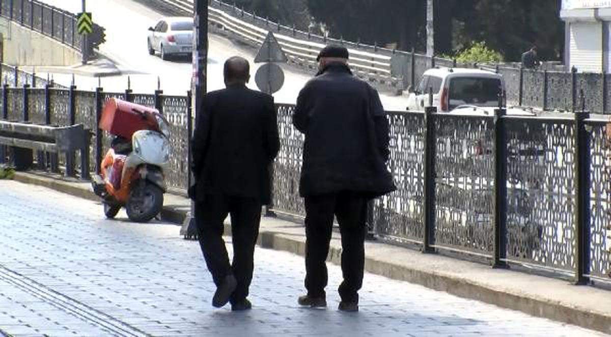 Esenyurt\'ta 65 yaş üstü yasağına rağmen sokağa çıkanlar oldu