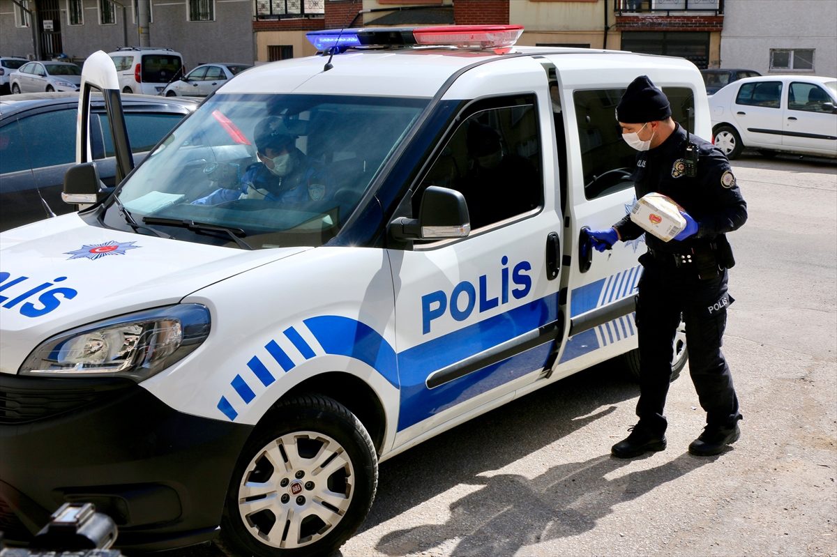 Eskişehir\'de 65 yaş ve üzerindeki vatandaşların ihtiyaçlarını "Vefa Sosyal Destek Grubu" karşılıyor