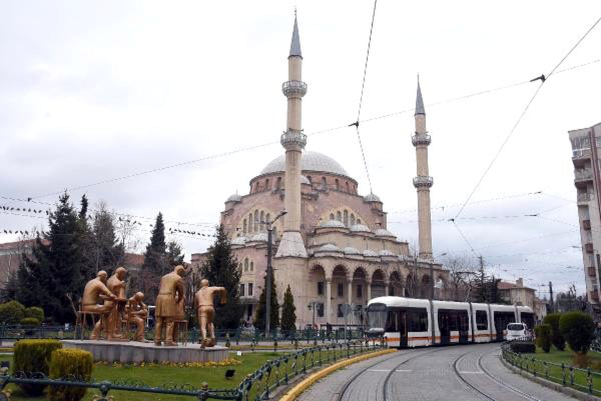 Eskişehir\'de, camilerden \'evde kalın\' anonsu