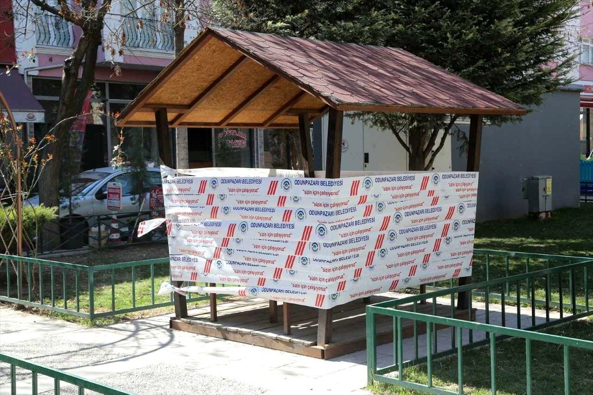 Eskişehir\'de koronavirüs tedbirleri kapsamında banklar kaldırıldı