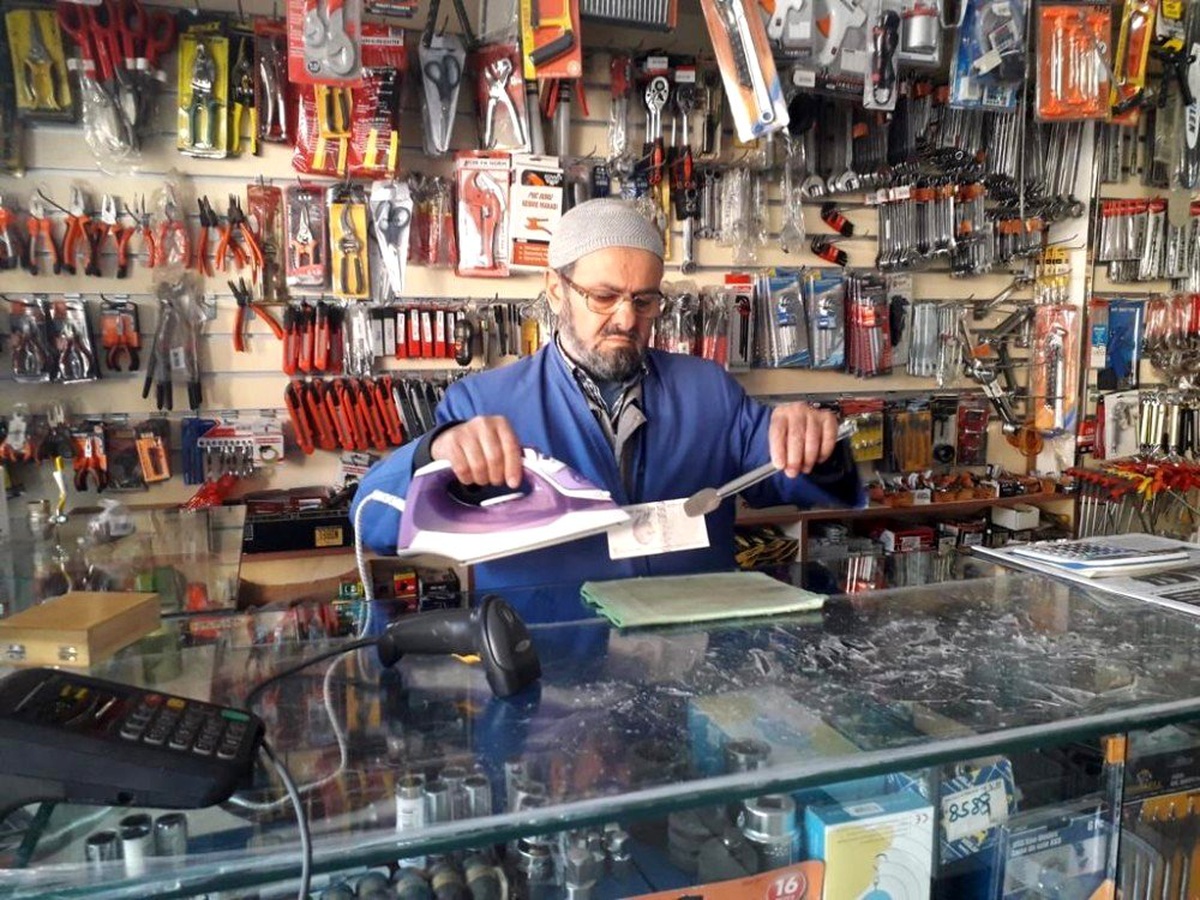 Esnaf korona virüse karşı kağıt paraları ütülüyor