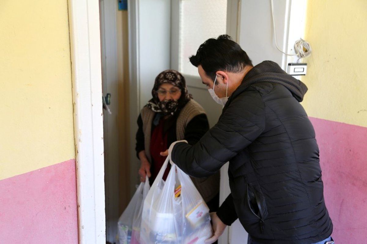 Evden çıkamayan yaşlıların yardımına koşuyorlar