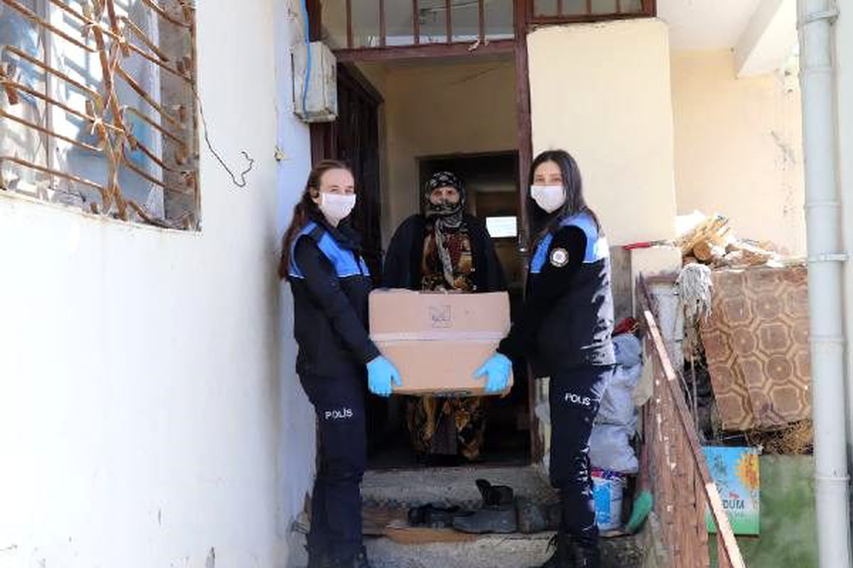 Evden çıkmayan vatandaşların ihtiyaçlarını polis, asker ve zabıta ekipleri karşıladı