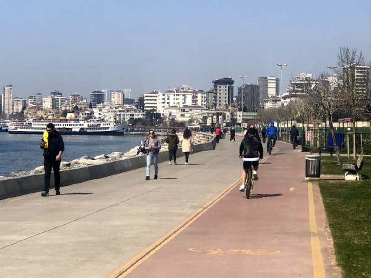 Evlerinden çıkan İstanbullular Caddebostan sahile koştu