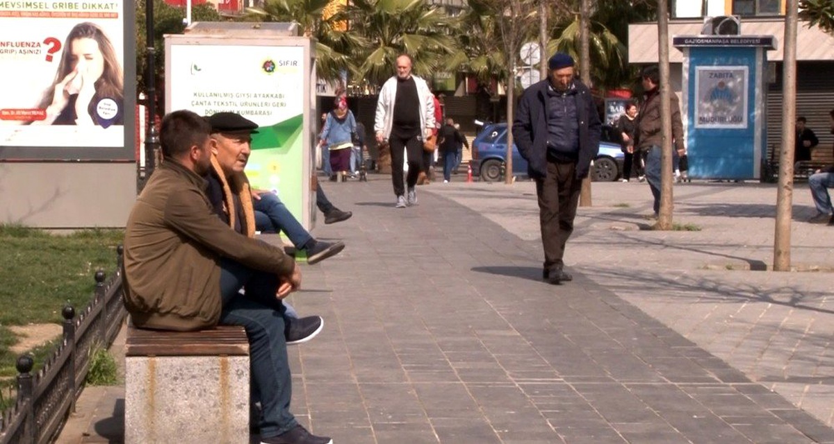 Gaziosmanpaşa\'da yaşlılar yasağa rağmen sokağa çıktı