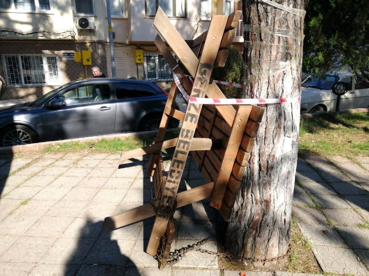 Gerze\'de banklar oturmaya kapatıldı