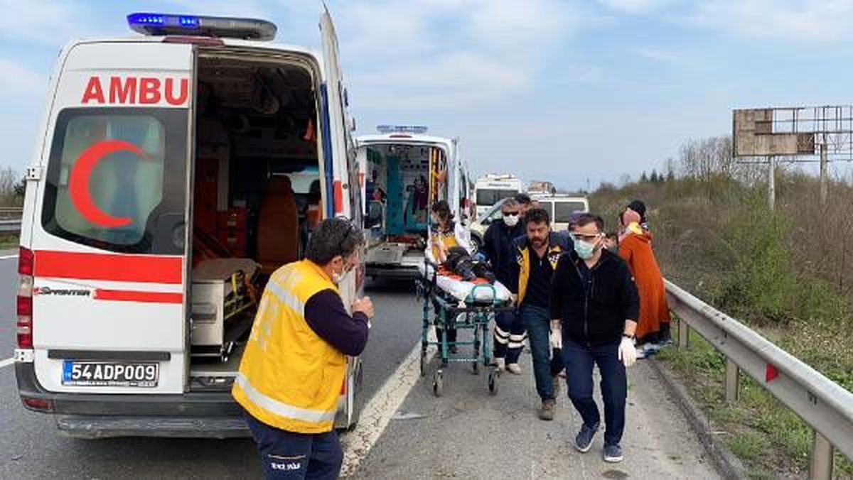 Hafif ticari araç bariyerlere çarptı: 7 yaralı