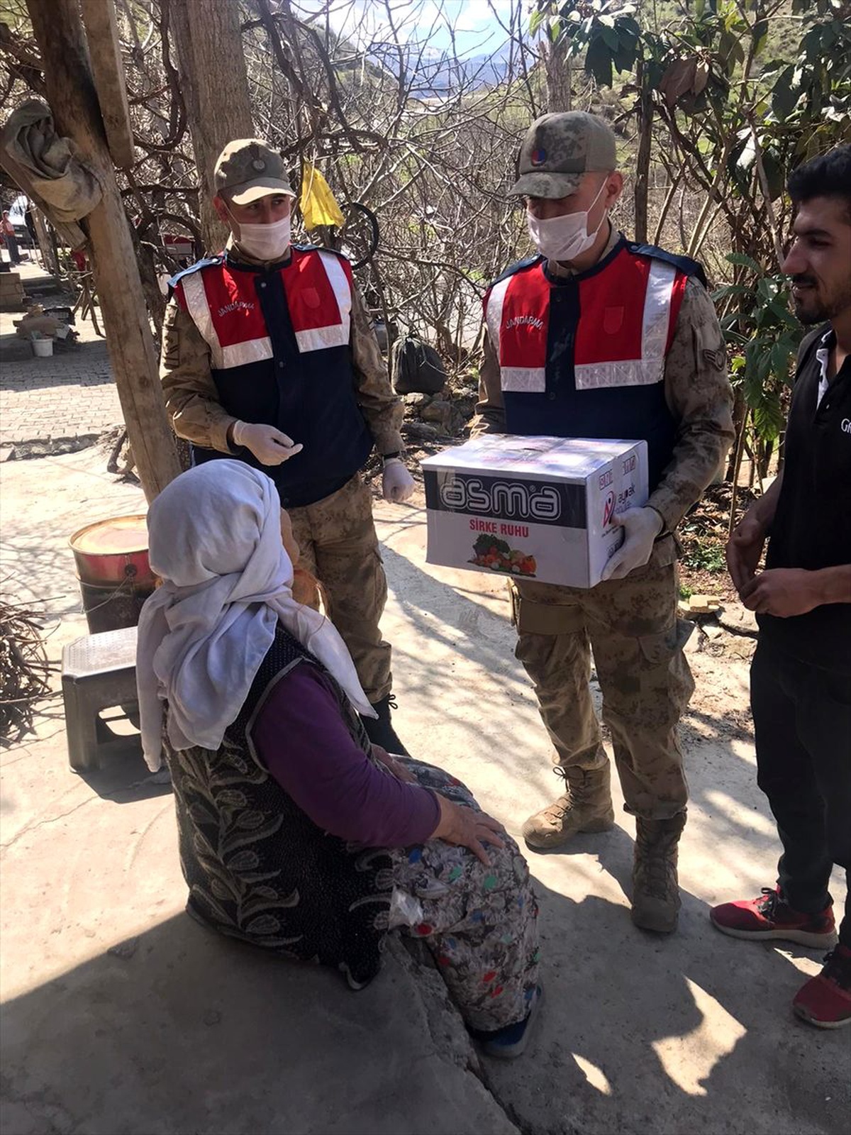 Hakkari\'de askerler, yaşlıların ihtiyaçlarını evlerine teslim ediyor