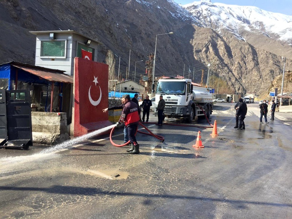 Hakkari\'de polis kontrol noktaları dezenfekte edildi