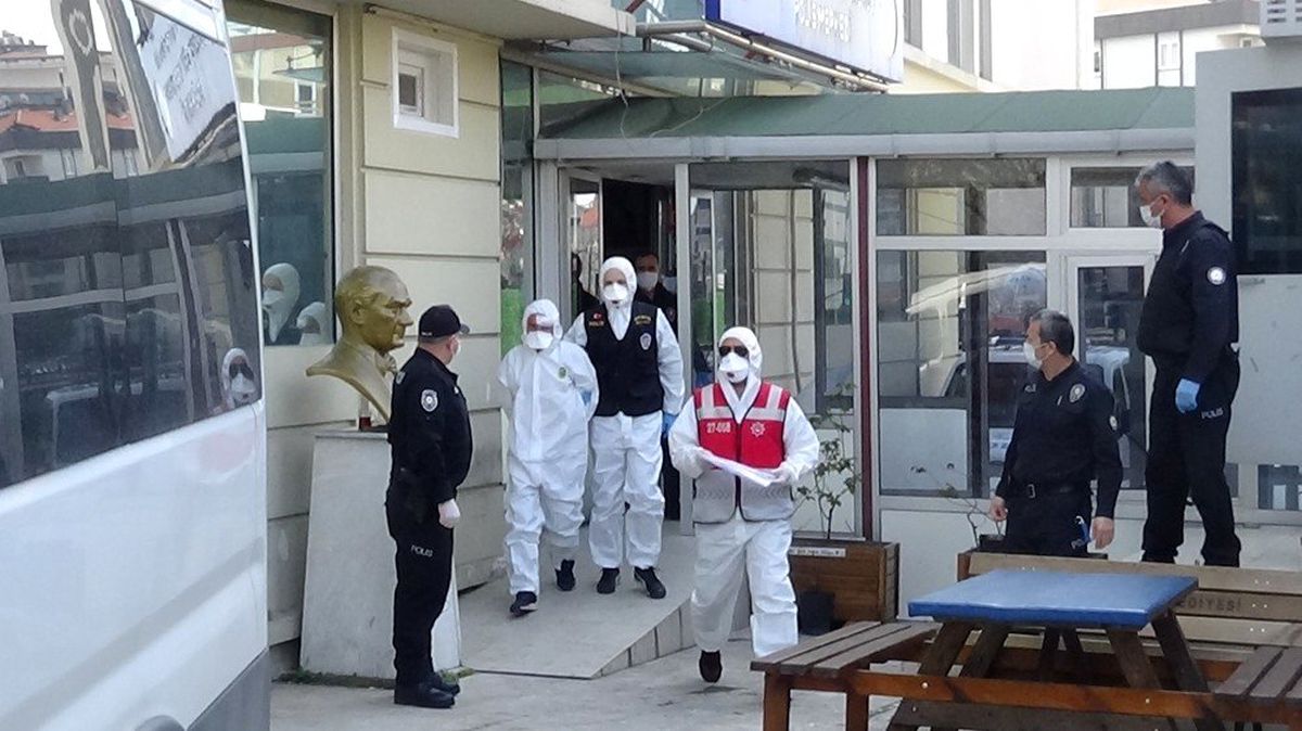 Hastanede güvenlikçileri bıçaklayan şahıs beyaz tulum ve maske ile adliyeye sevk edildi