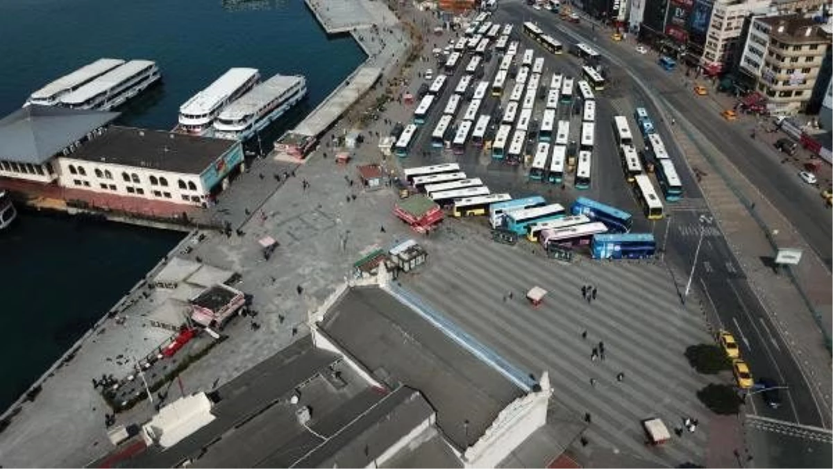 (Havadan fotoğrafla) Kadıköy Meydanı\'nda \'Evde kal\' çağrısına uymayanlar oldu