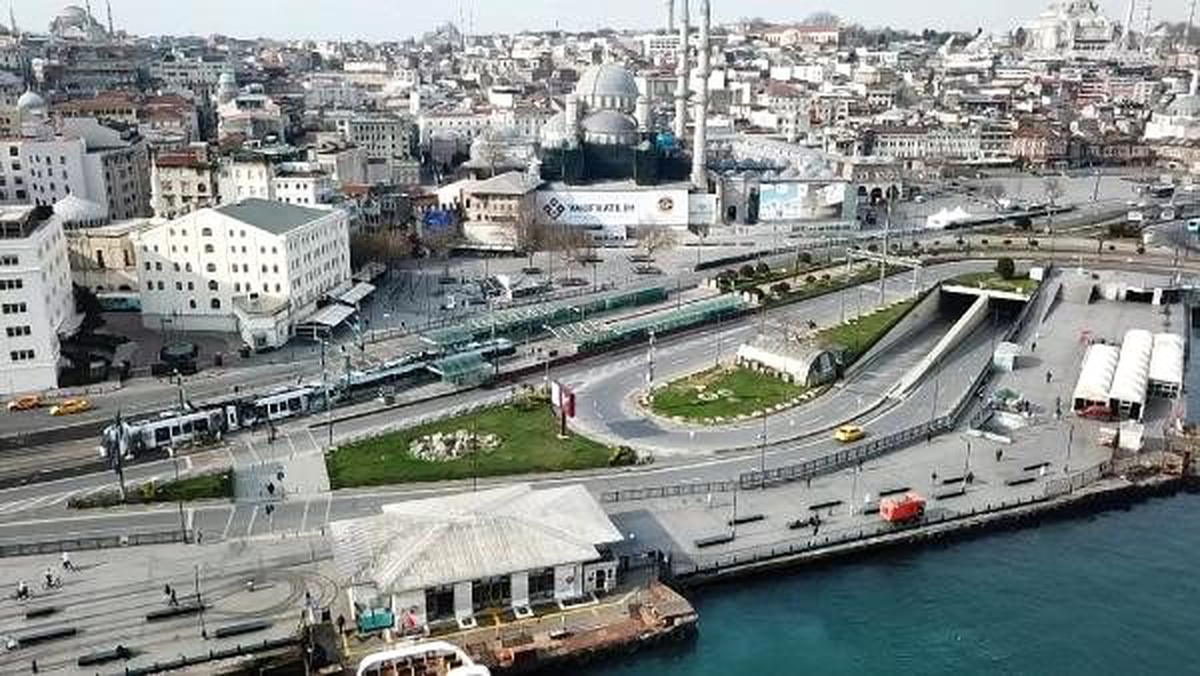 havadan fotoğraflarla//Galata köprüsü\'ndeki olta balıkçılarını koronavirüs bile durduramadı