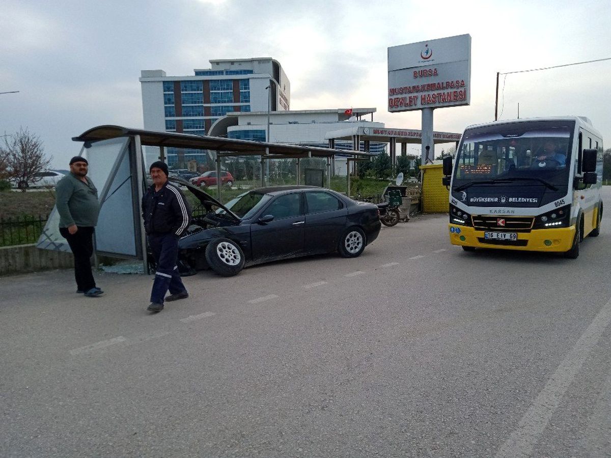 Hızını alamayan alkollü sürücü durağa daldı