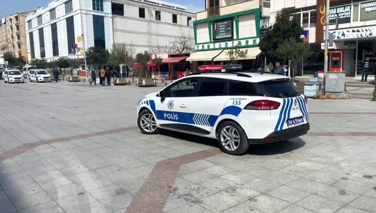 İstanbul\'da polisten megafonla korona virüse karşı "evde kalın" çağrısı