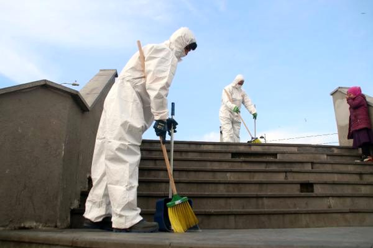 İstanbul\'da temizlik işçileri tulum, maske ve eldivenle çalışmaya başladı