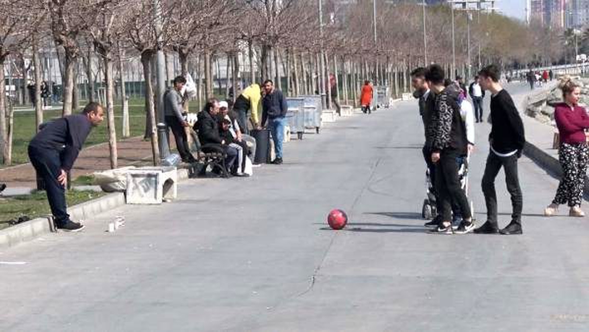 İstanbul\'da yaşlılar ve kronik hastalığı olanlar yasağa rağmen sahillerde