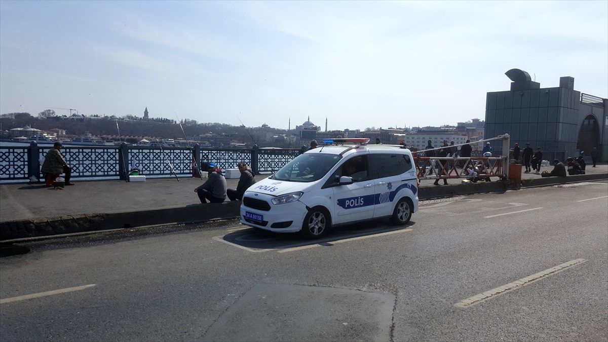 İstanbul polisinden vatandaşlara "Zaruri olmadıkça dışarı çıkmayın" uyarısı
