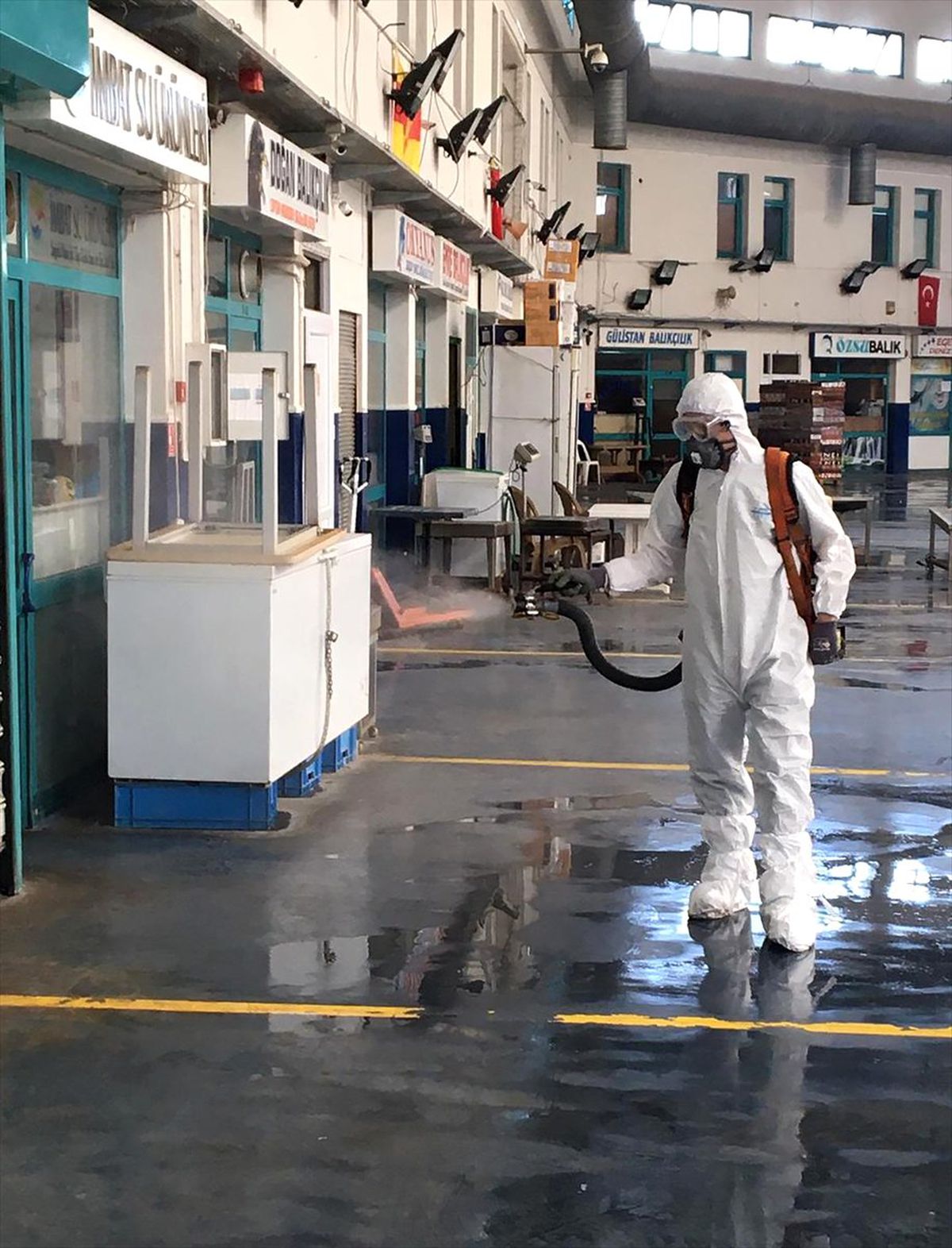 İzmir\'de sebze meyve hallerinde ateş ölçerli önlem