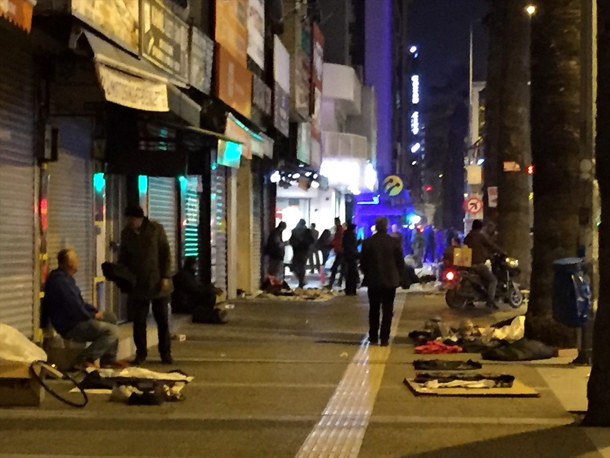 İzmir\'de vatandaşlardan seyyar satıcılara koronavirüs tepkisi